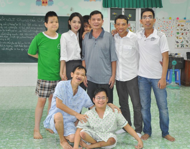 'Miss Áo dài' Kim Phương đến thăm trẻ em khuyết tật - ảnh 7
