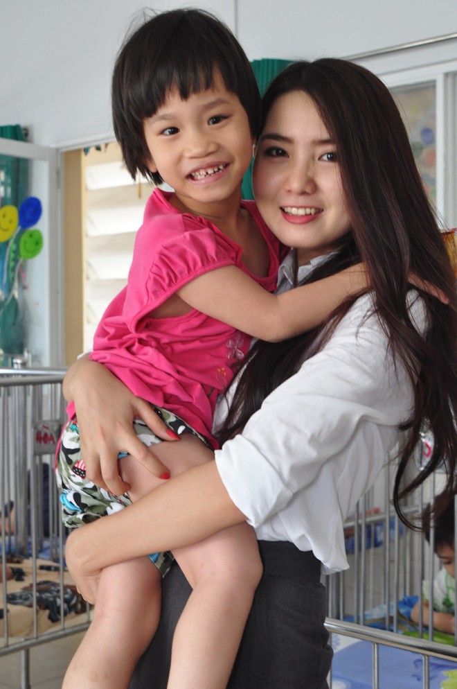 'Miss Áo dài' Kim Phương đến thăm trẻ em khuyết tật - ảnh 2