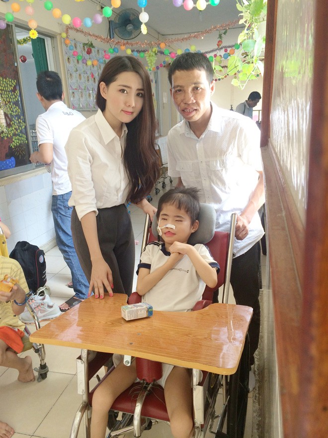 'Miss Áo dài' Kim Phương đến thăm trẻ em khuyết tật - ảnh 3