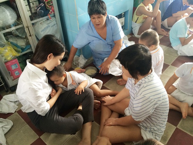 'Miss Áo dài' Kim Phương đến thăm trẻ em khuyết tật - ảnh 10
