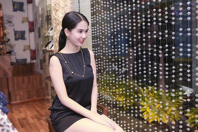 Ngọc Trinh kín trước hở sau, xách túi 1,5 tỷ đi sự kiện - ảnh 9