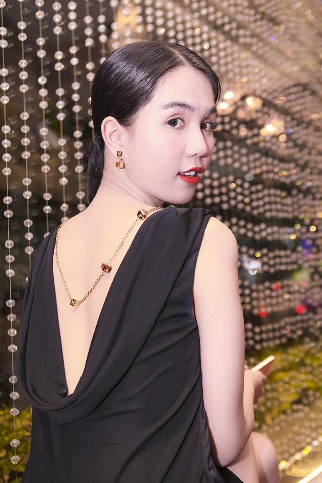 Ngọc Trinh kín trước hở sau, xách túi 1,5 tỷ đi sự kiện - ảnh 3