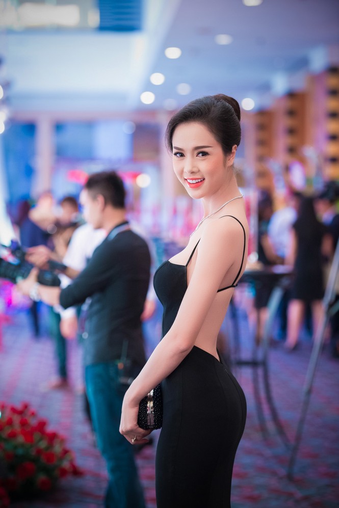 Ngẩn ngơ với lưng ong gợi cảm của Vũ Ngọc Anh - ảnh 5