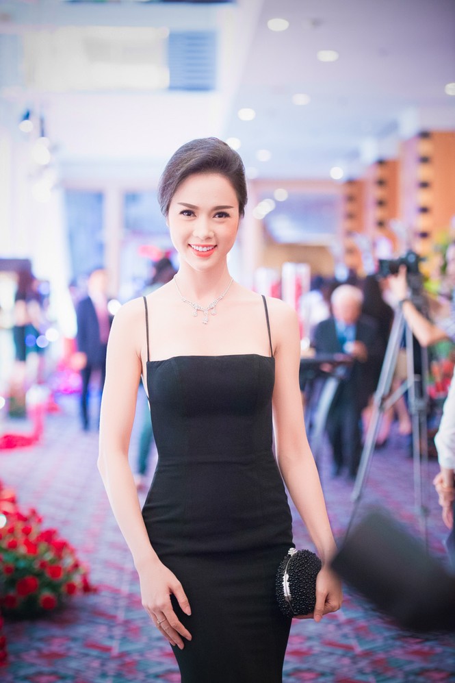 Ngẩn ngơ với lưng ong gợi cảm của Vũ Ngọc Anh - ảnh 4