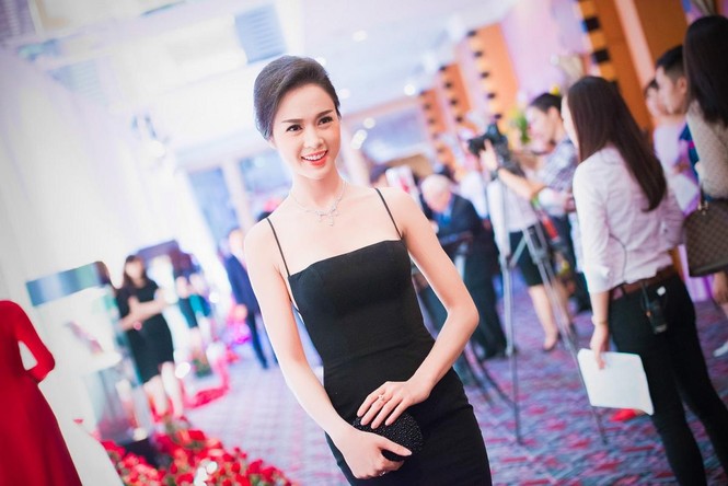 Ngẩn ngơ với lưng ong gợi cảm của Vũ Ngọc Anh - ảnh 10