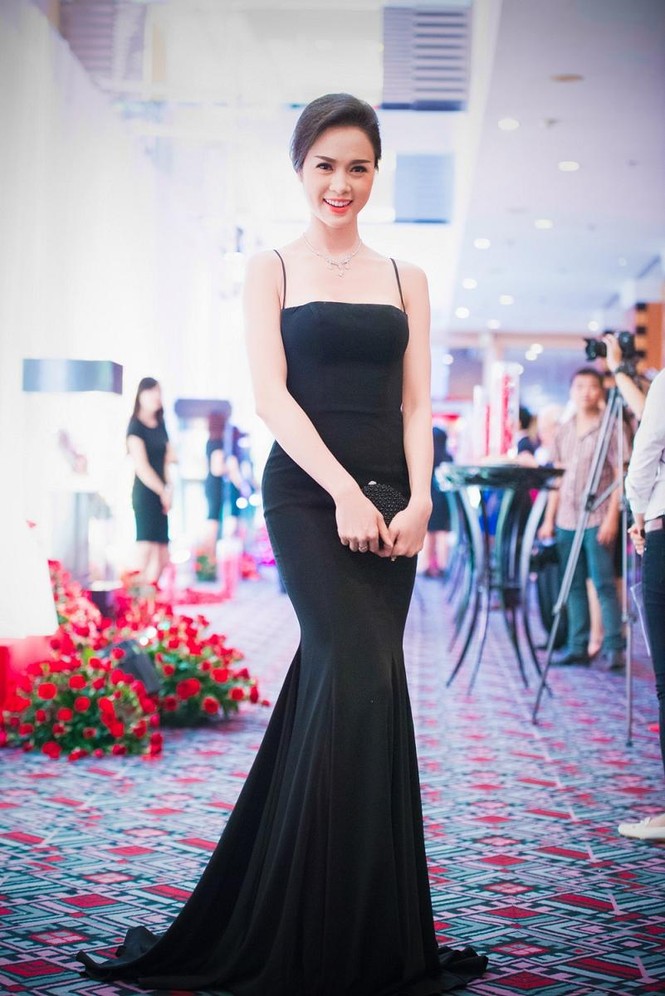 Ngẩn ngơ với lưng ong gợi cảm của Vũ Ngọc Anh - ảnh 2