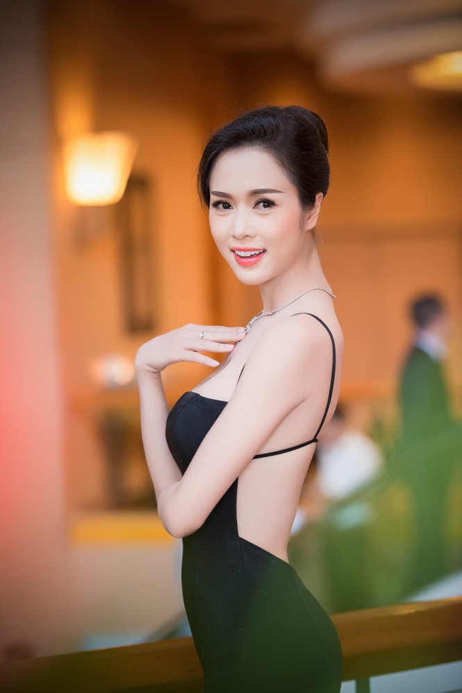 Ngẩn ngơ với lưng ong gợi cảm của Vũ Ngọc Anh - ảnh 8