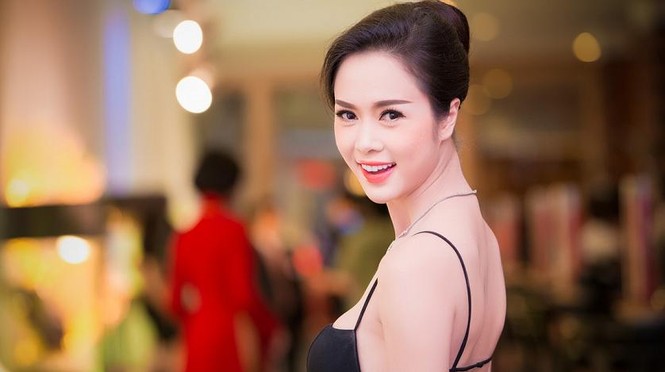 Ngẩn ngơ với lưng ong gợi cảm của Vũ Ngọc Anh - ảnh 1