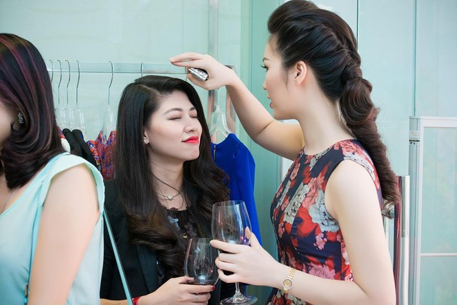 Á hậu Thụy Vân diện váy hoa rực rỡ đi dự tiệc - ảnh 10