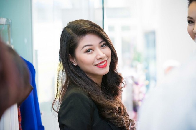 Á hậu Thụy Vân diện váy hoa rực rỡ đi dự tiệc - ảnh 11