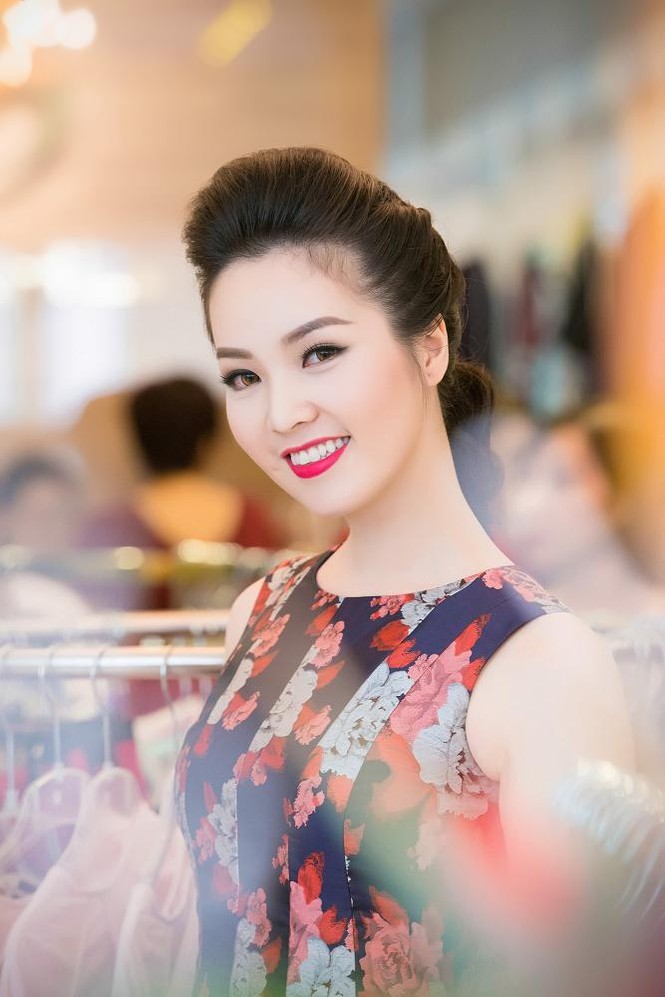 Á hậu Thụy Vân diện váy hoa rực rỡ đi dự tiệc - ảnh 6
