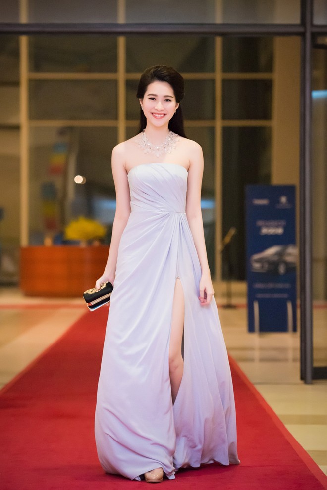 Hoa hậu Thu Thảo kiêu sa vai trần dự tiệc ở Hà Nội - ảnh 4