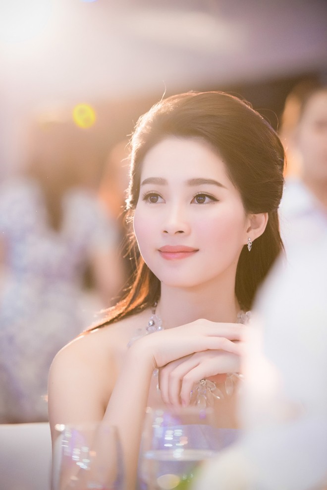 Hoa hậu Thu Thảo kiêu sa vai trần dự tiệc ở Hà Nội - ảnh 6