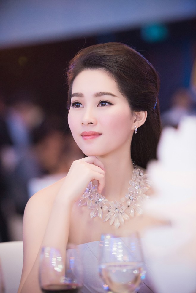 Hoa hậu Thu Thảo kiêu sa vai trần dự tiệc ở Hà Nội - ảnh 5