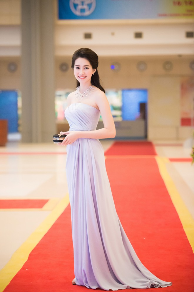 Hoa hậu Thu Thảo kiêu sa vai trần dự tiệc ở Hà Nội - ảnh 2