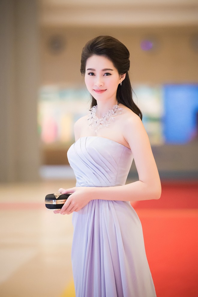 Hoa hậu Thu Thảo kiêu sa vai trần dự tiệc ở Hà Nội - ảnh 1
