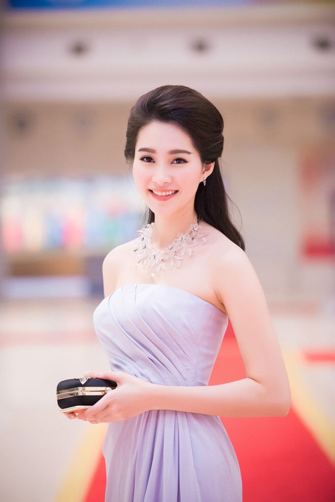 Hoa hậu Thu Thảo kiêu sa vai trần dự tiệc ở Hà Nội - ảnh 3