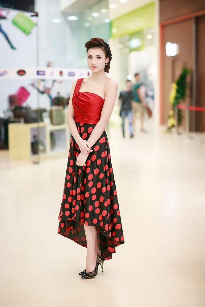 Hồng Quế mặc váy lệch vai xinh đẹp dự tiệc ở Hà Nội - ảnh 1