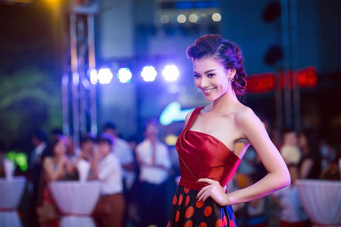 Hồng Quế mặc váy lệch vai xinh đẹp dự tiệc ở Hà Nội - ảnh 5