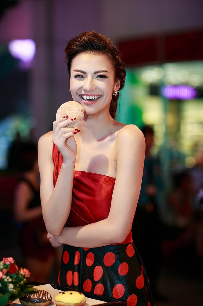 Hồng Quế mặc váy lệch vai xinh đẹp dự tiệc ở Hà Nội - ảnh 3