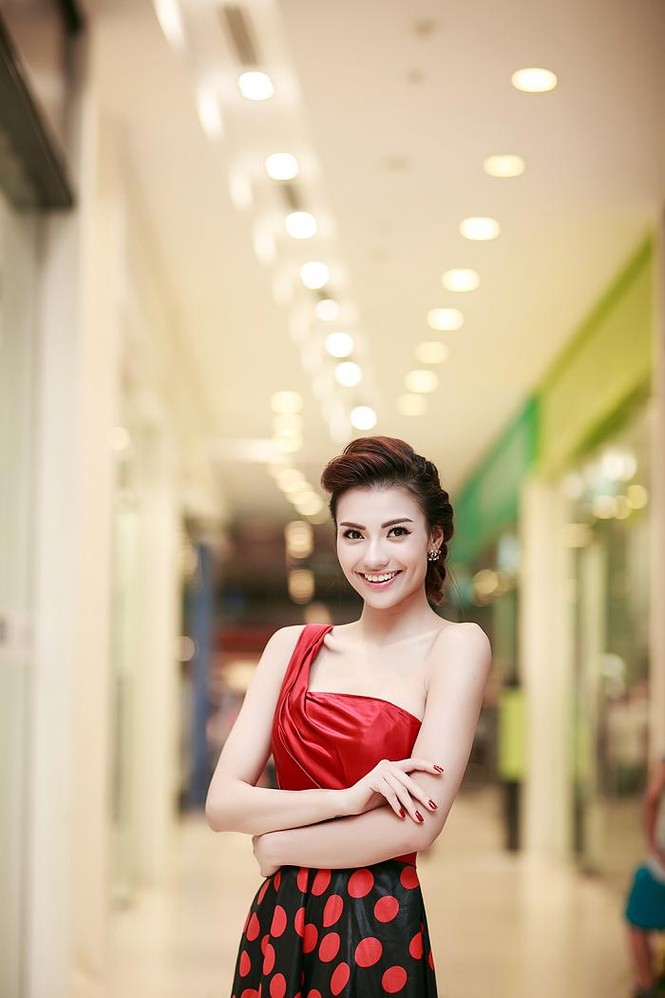 Hồng Quế mặc váy lệch vai xinh đẹp dự tiệc ở Hà Nội - ảnh 2