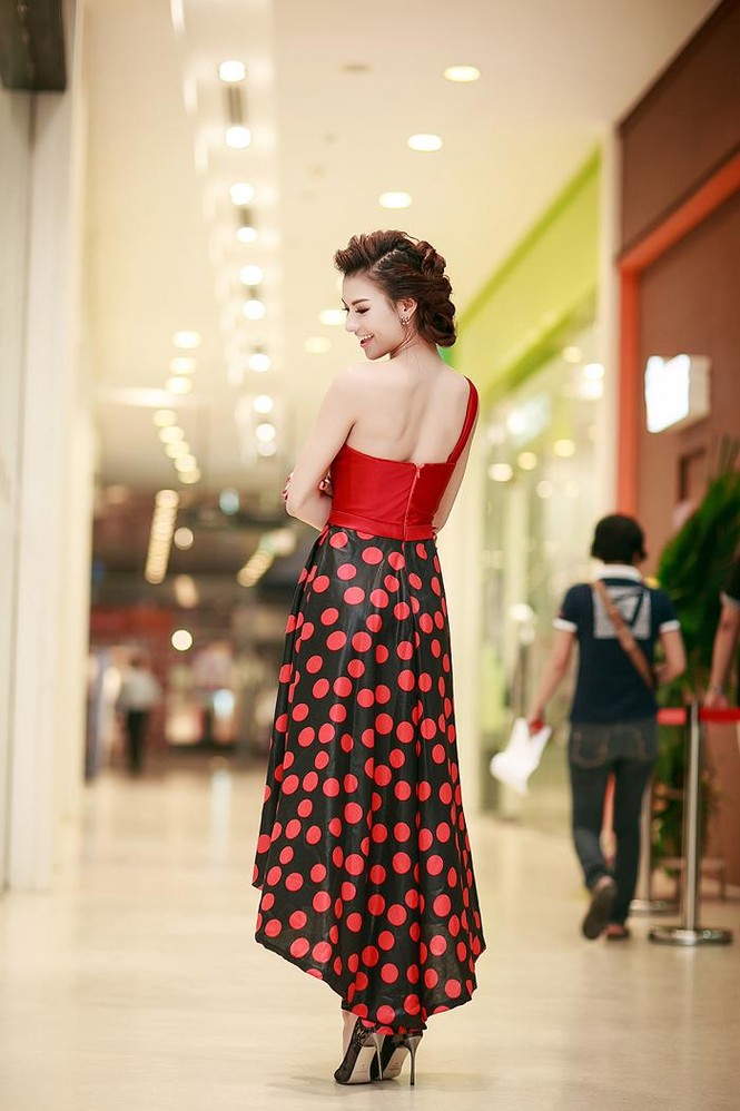 Hồng Quế mặc váy lệch vai xinh đẹp dự tiệc ở Hà Nội - ảnh 9