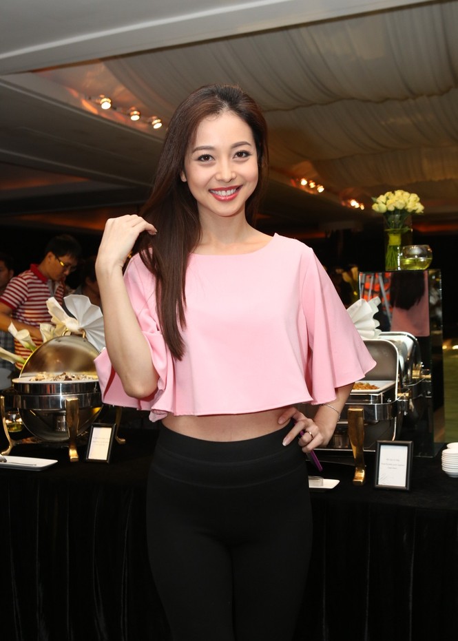 Jennifer Phạm tự tin mặc quần legging bó sát - ảnh 2