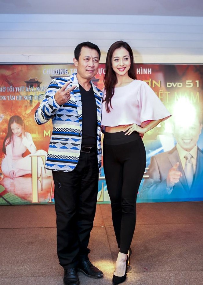 Jennifer Phạm tự tin mặc quần legging bó sát - ảnh 1