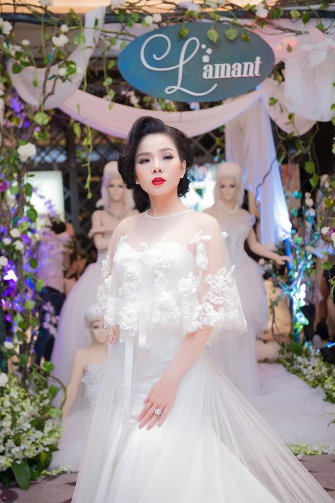 Hà Hồ, Lệ Quyên mặc váy cưới trình diễn trên sân khấu - ảnh 2