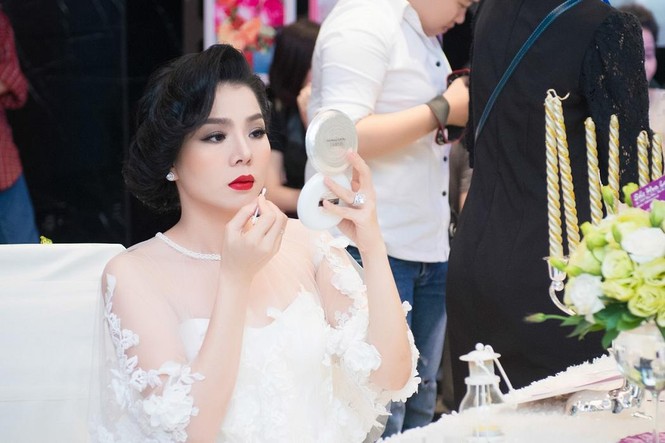 Hà Hồ, Lệ Quyên mặc váy cưới trình diễn trên sân khấu - ảnh 1
