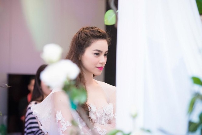 Hà Hồ, Lệ Quyên mặc váy cưới trình diễn trên sân khấu - ảnh 7