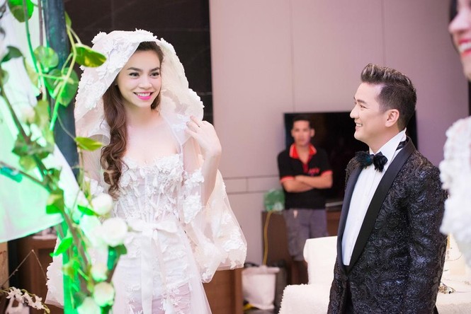 Hà Hồ, Lệ Quyên mặc váy cưới trình diễn trên sân khấu - ảnh 9