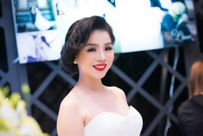 Hà Hồ, Lệ Quyên mặc váy cưới trình diễn trên sân khấu - ảnh 3