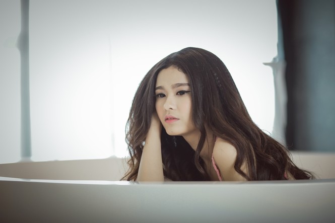 Trương Quỳnh Anh mặc bikini sặc sỡ trong MV mới - ảnh 8