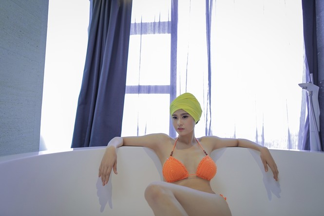 Trương Quỳnh Anh mặc bikini sặc sỡ trong MV mới - ảnh 1