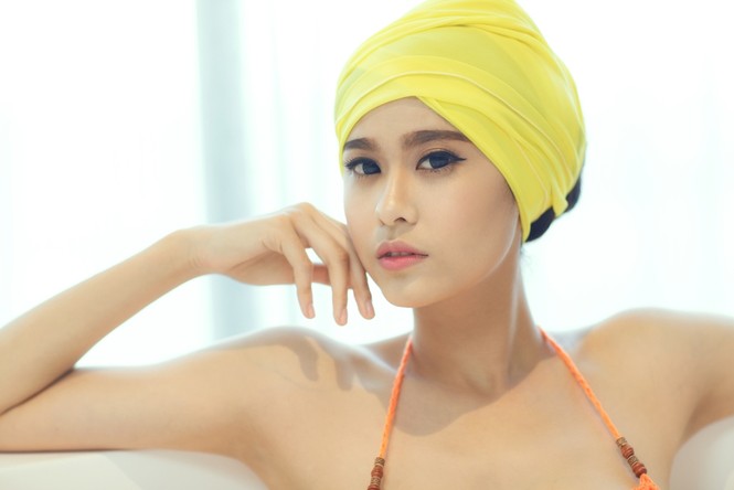 Trương Quỳnh Anh mặc bikini sặc sỡ trong MV mới - ảnh 2