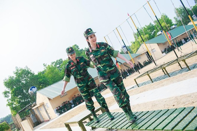 Ngắm hoa hậu Ngọc Hân trong màu áo lính - ảnh 4