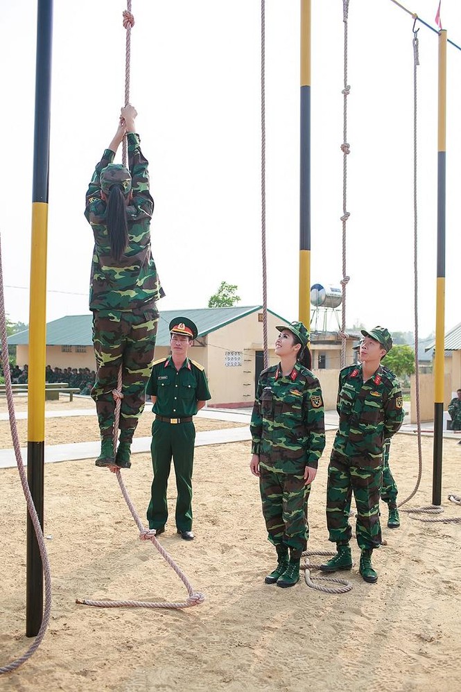 Ngắm hoa hậu Ngọc Hân trong màu áo lính - ảnh 10