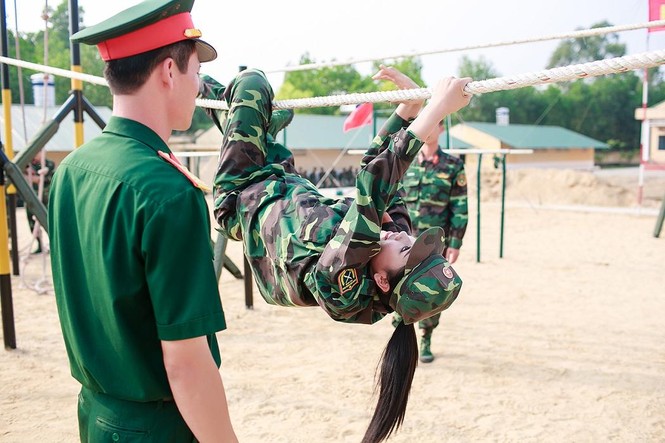Ngắm hoa hậu Ngọc Hân trong màu áo lính - ảnh 11