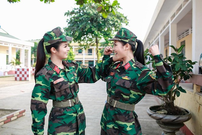 Ngắm hoa hậu Ngọc Hân trong màu áo lính - ảnh 3