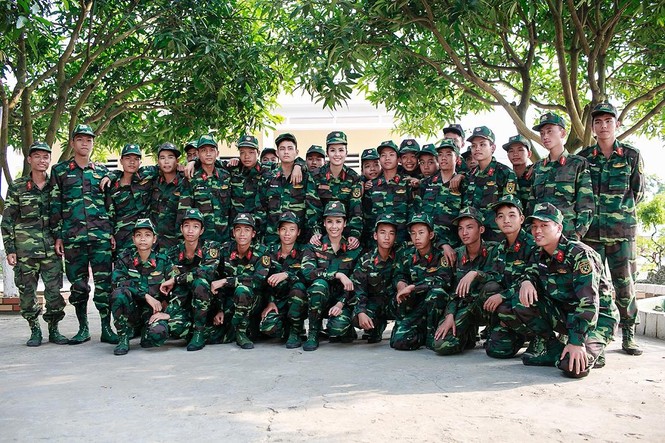 Ngắm hoa hậu Ngọc Hân trong màu áo lính - ảnh 14