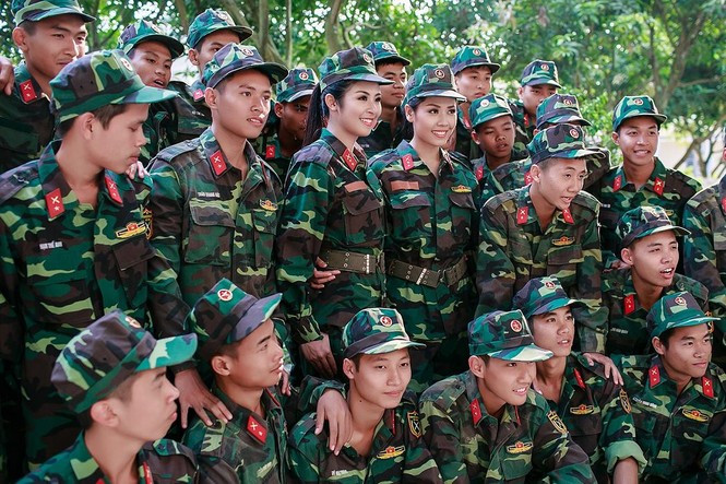 Ngắm hoa hậu Ngọc Hân trong màu áo lính - ảnh 13