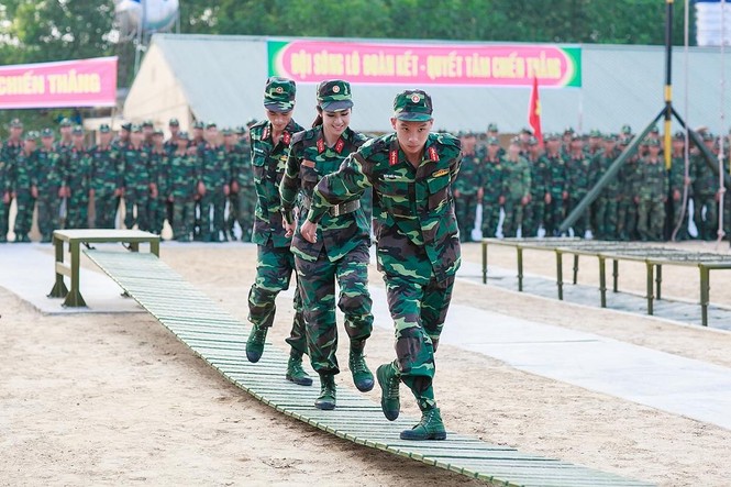 Ngắm hoa hậu Ngọc Hân trong màu áo lính - ảnh 5