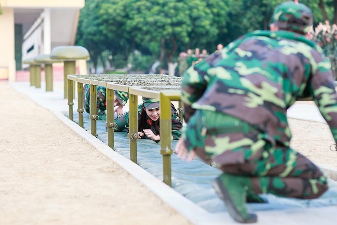 Ngắm hoa hậu Ngọc Hân trong màu áo lính - ảnh 8