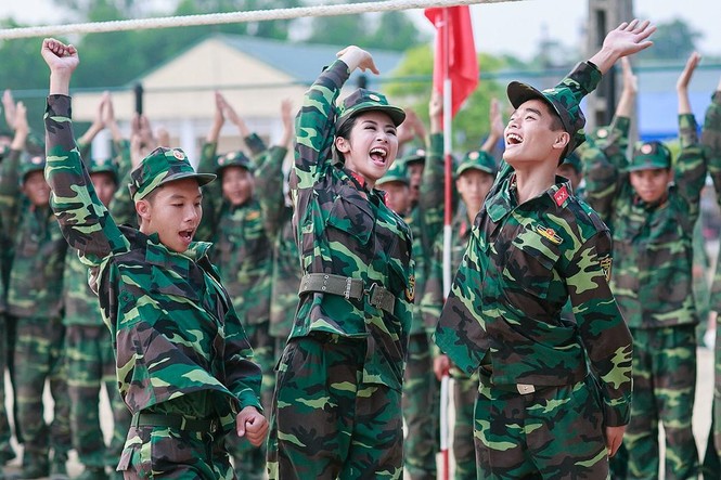 Ngắm hoa hậu Ngọc Hân trong màu áo lính - ảnh 12