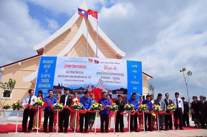 Khánh thành làng Hữu nghị thanh niên biên giới Lào - Việt - ảnh 1