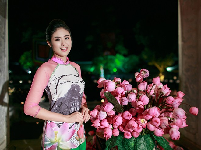 Hoa hậu Ngọc Hân, Thùy Dung trình diễn áo dài tại Văn Miếu - ảnh 1