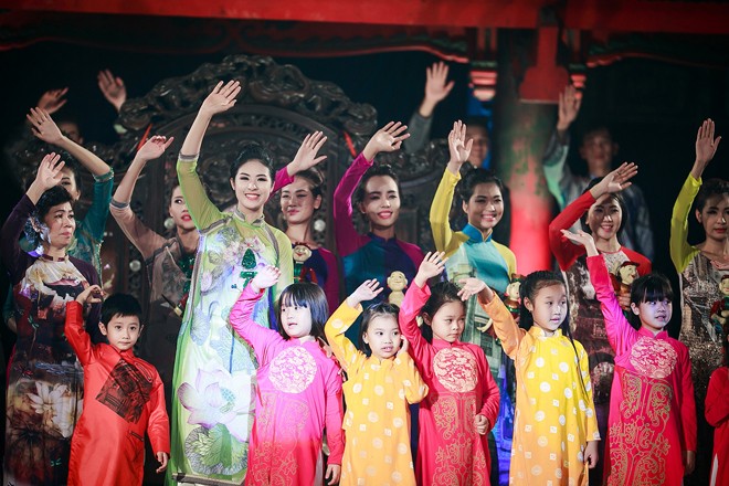 Hoa hậu Ngọc Hân, Thùy Dung trình diễn áo dài tại Văn Miếu - ảnh 3