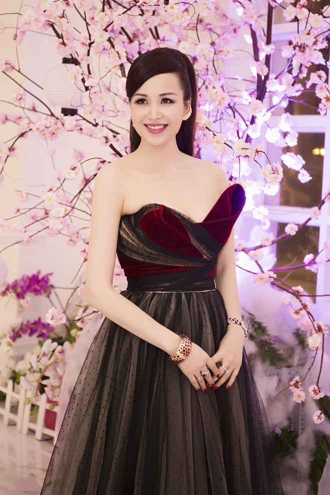 Hoa hậu Diệu Hoa đẹp mặn mà ở tuổi 45 - ảnh 1