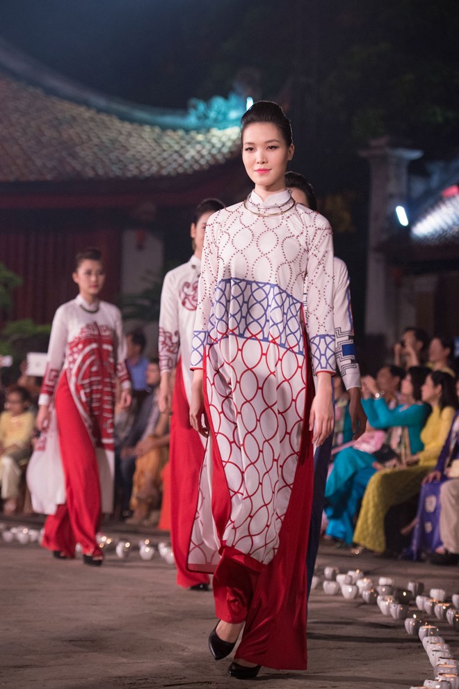 Hoa hậu Ngọc Hân, Thùy Dung trình diễn áo dài tại Văn Miếu - ảnh 6